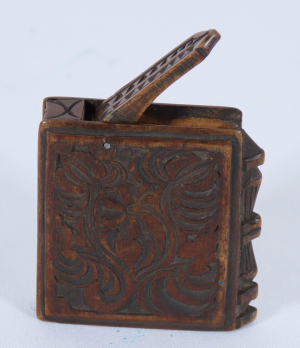Drevená ručne vyrezávaná zápalková škatuľka