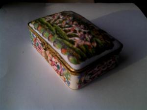 Starozitna Capodimonte Porcelanova Sperkovnica