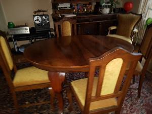 Starožitný stôl so stoličkami
