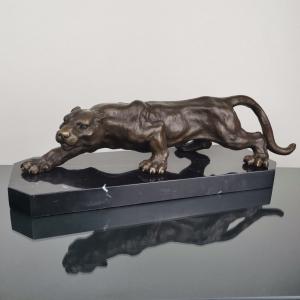 Bronzová socha pantera