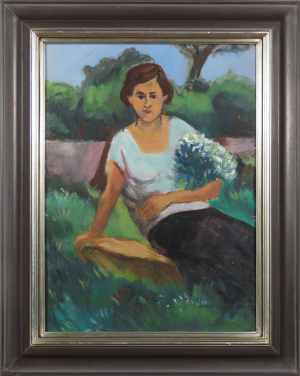 Sediaca žena v záhrade