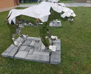 Socha z nehrdzavejúcej ocele