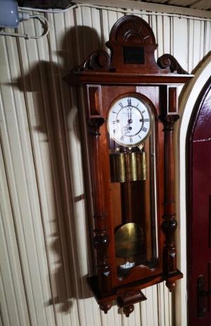 NÁDHERNÉ STAROŽITNÉ NÁSTĚNNÉ HODINY Altdeutsche