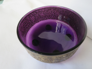 Luxusní dekorativní miska z ametystového skla od renomované sklárny Moser Karlsbad.